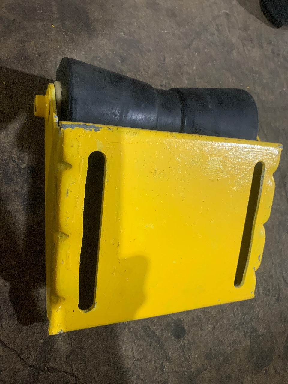 Yates Super Heavy Duty Keel Roller Assembly with Bracket - Used