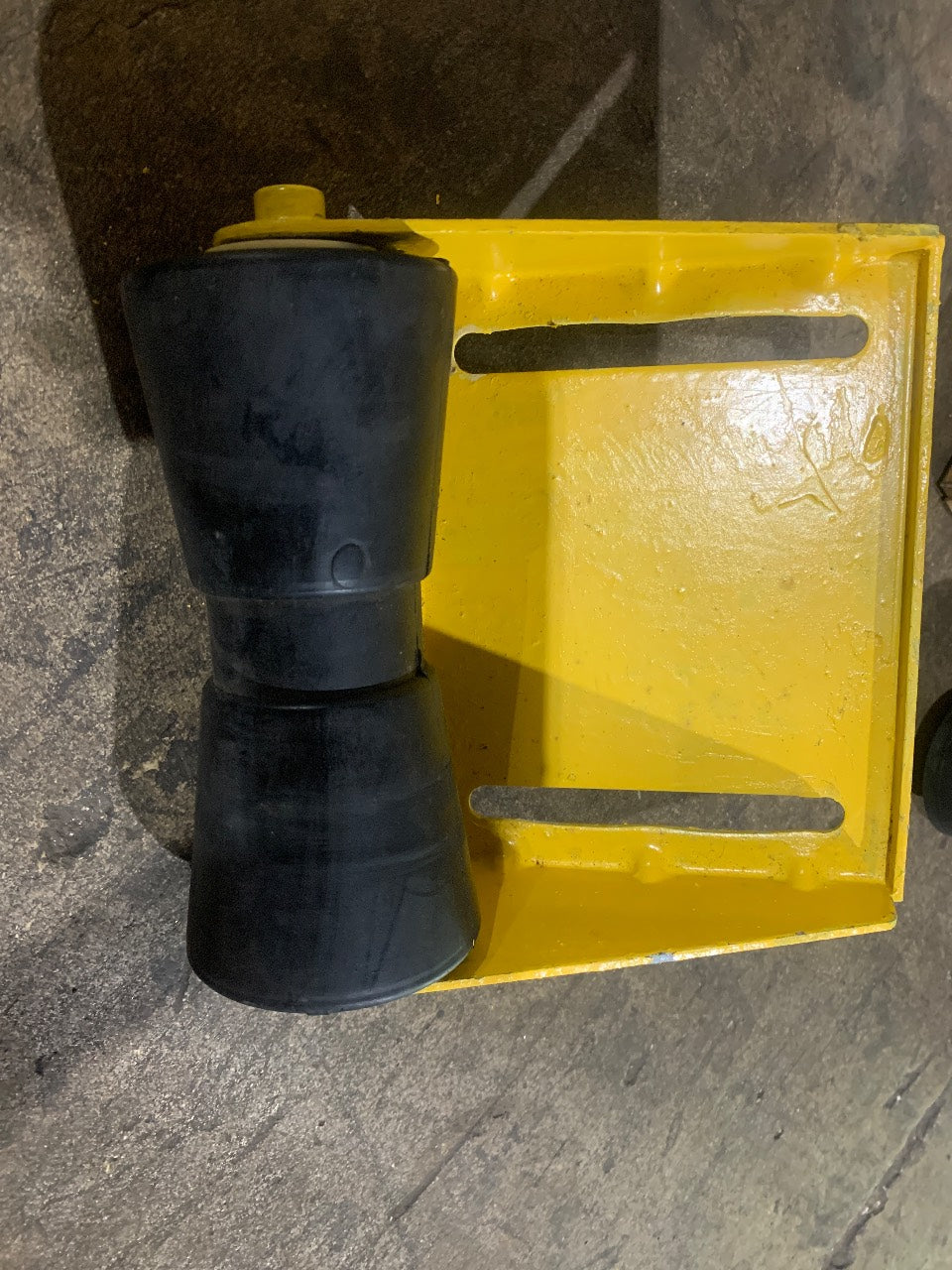 Yates Super Heavy Duty Keel Roller Assembly with Bracket - Used