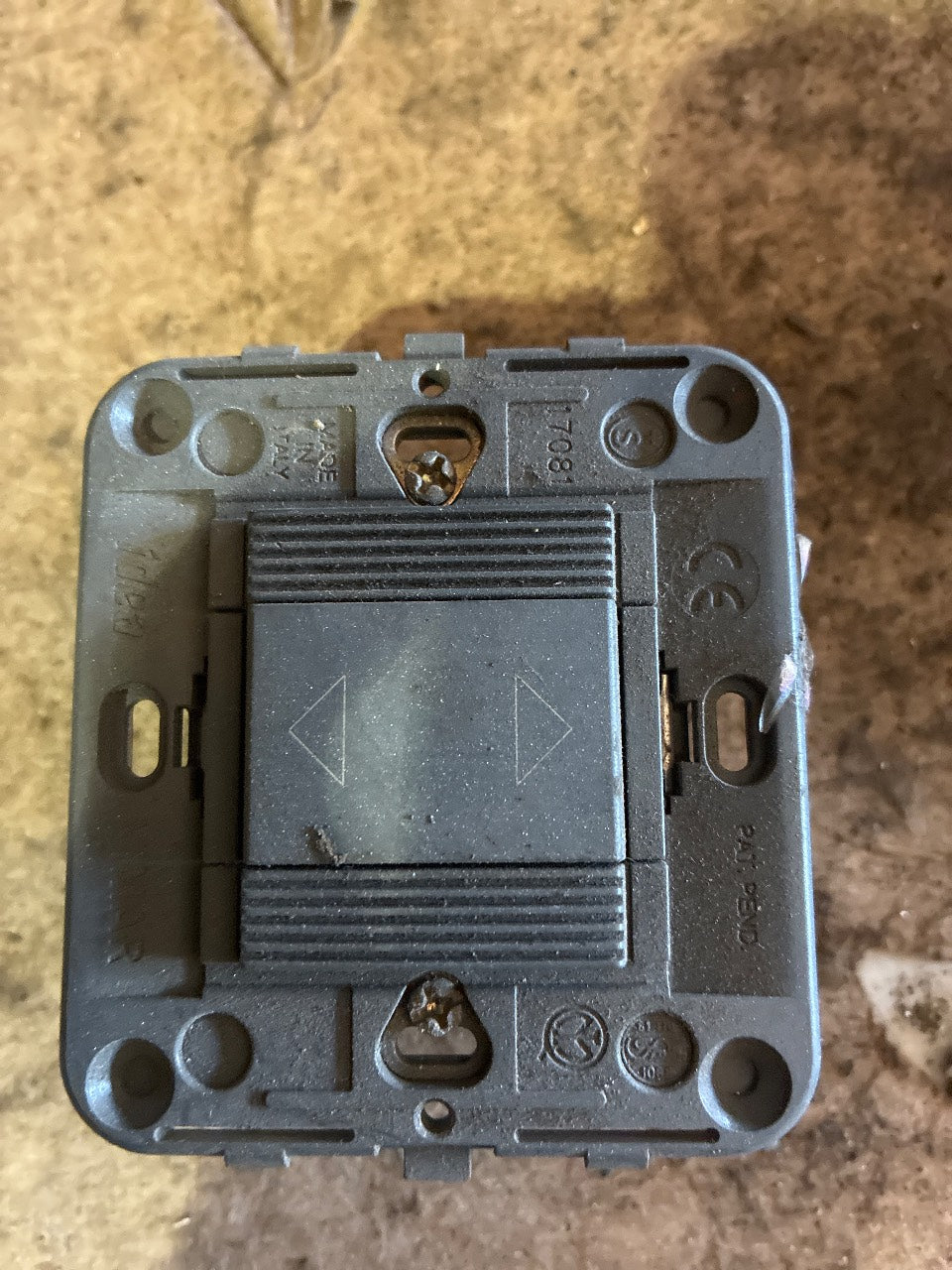 Vimar Idea 17081 1-Module Flush Mount Frame with Rocker Switch - Used