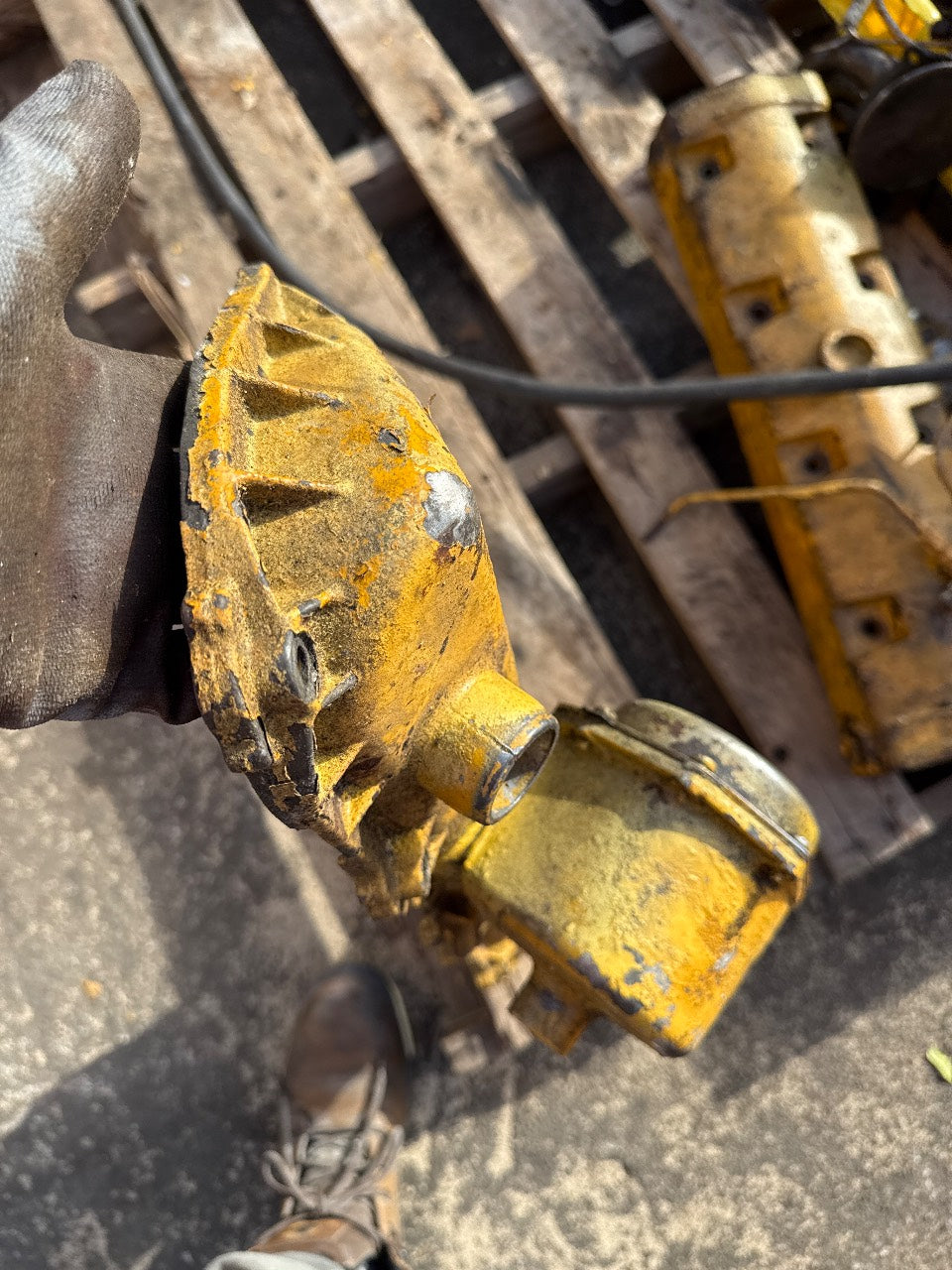 Caterpillar 3208 Valve Covers Pair with Breathers - Used Take-Off