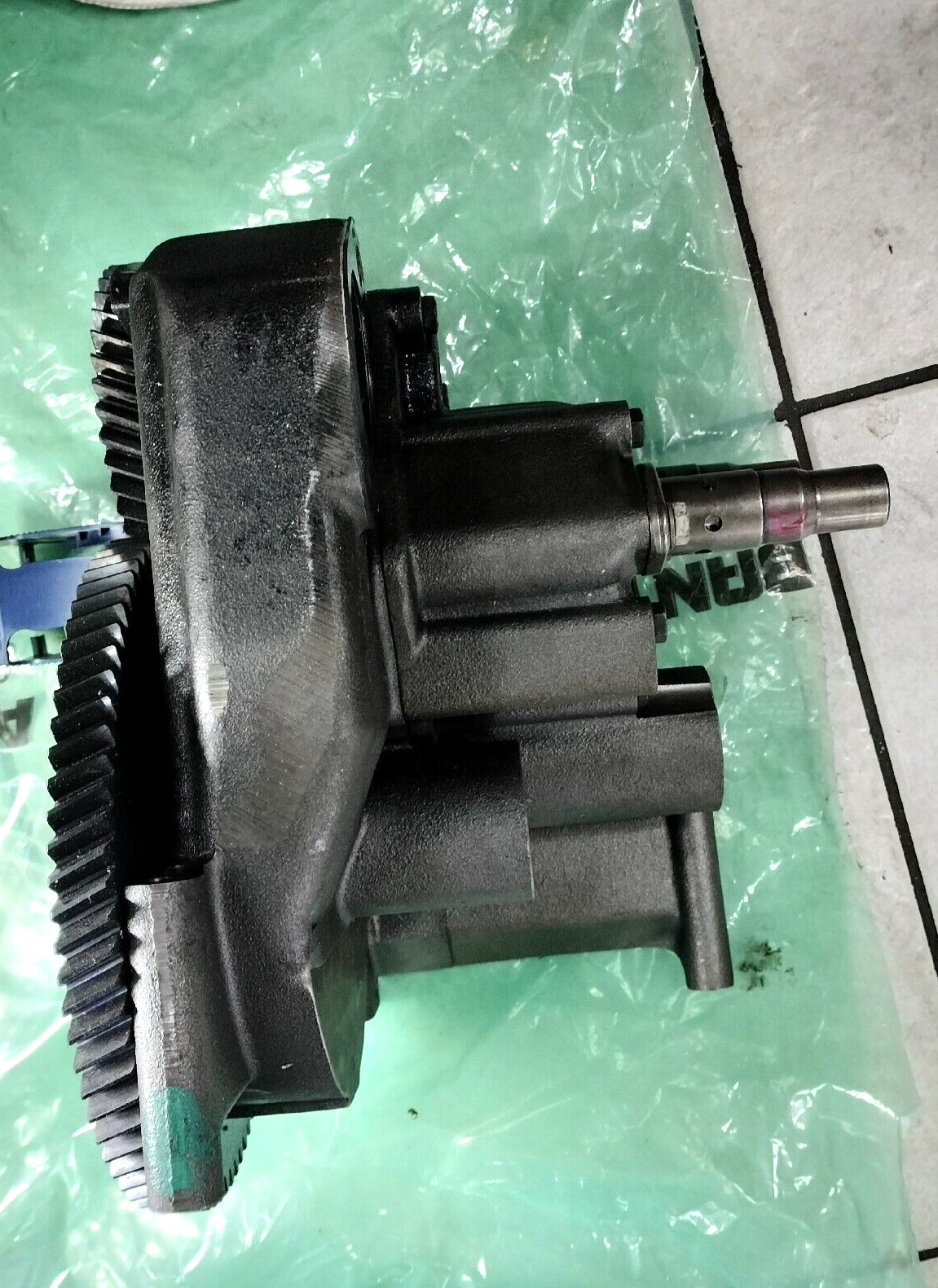 DETROIT /MTU 12V2000 PUMP OIL ASSEMBLY , 021805101 USED IN EXC. COND. FREE SHIP