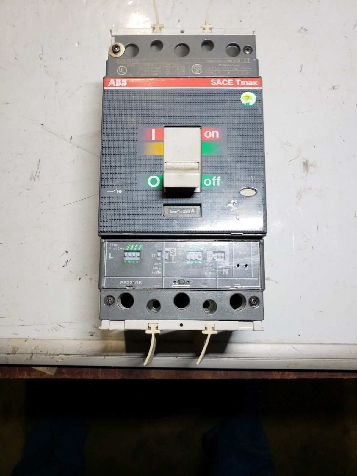 ABB SACE DW7906 / T4N250 3 POLE BREAKER 600V - 50/60Hz USED