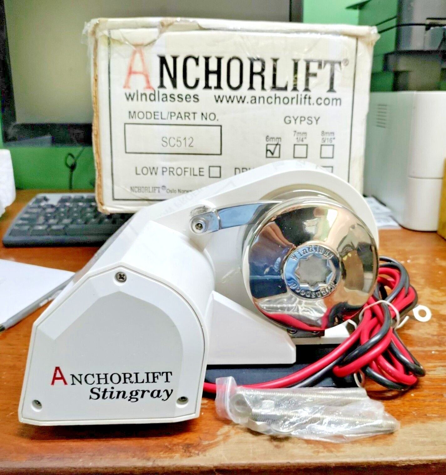 ANCHORLIFT WINDLASS MODEL # SC512  NEW IN BOX WITH CHAIN