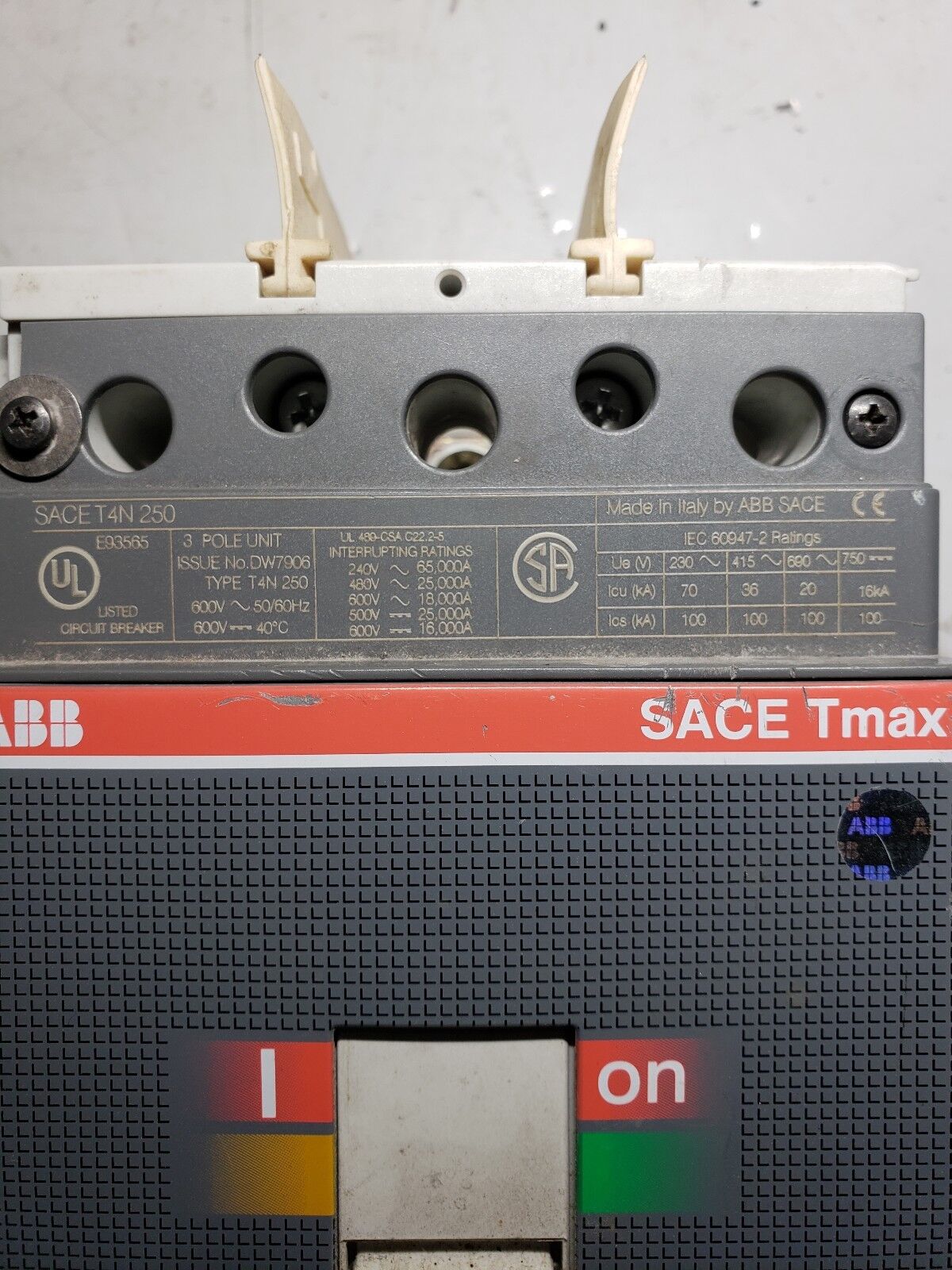 ABB SACE DW7906 / T4N250 3 POLE BREAKER 600V - 50/60Hz USED