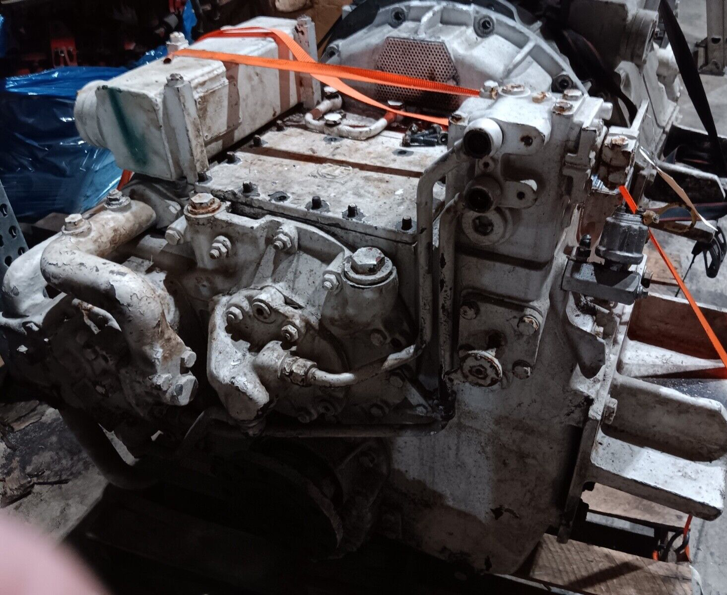 BW195P - ZF MARINE TRANSMISSION ( RATIO 1.77 - 1 RATIO ) USED