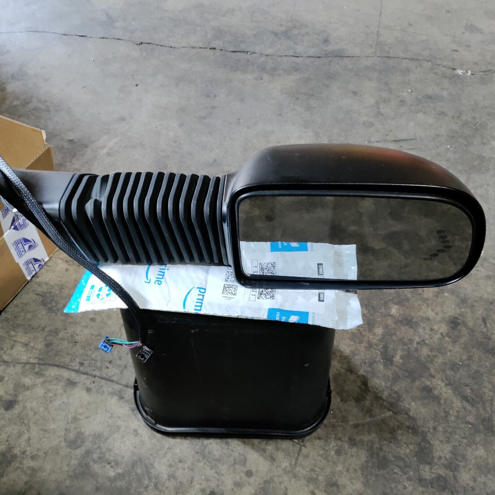 2 REAR VIEW MIRRORS FOR 2005 CHEVY SILVERADO 3500 / TOWING MIRRORS IN & OUT USED