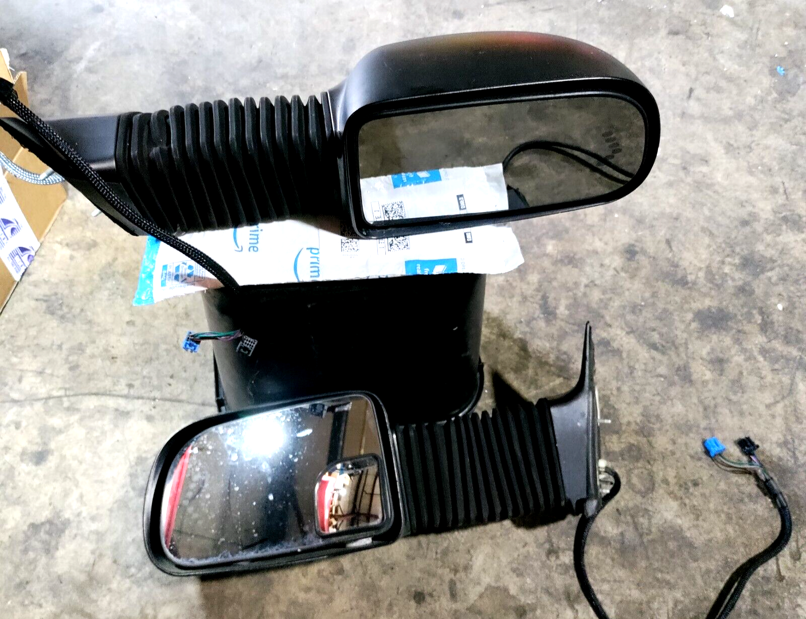 2 REAR VIEW MIRRORS FOR 2005 CHEVY SILVERADO 3500 / TOWING MIRRORS IN & OUT USED