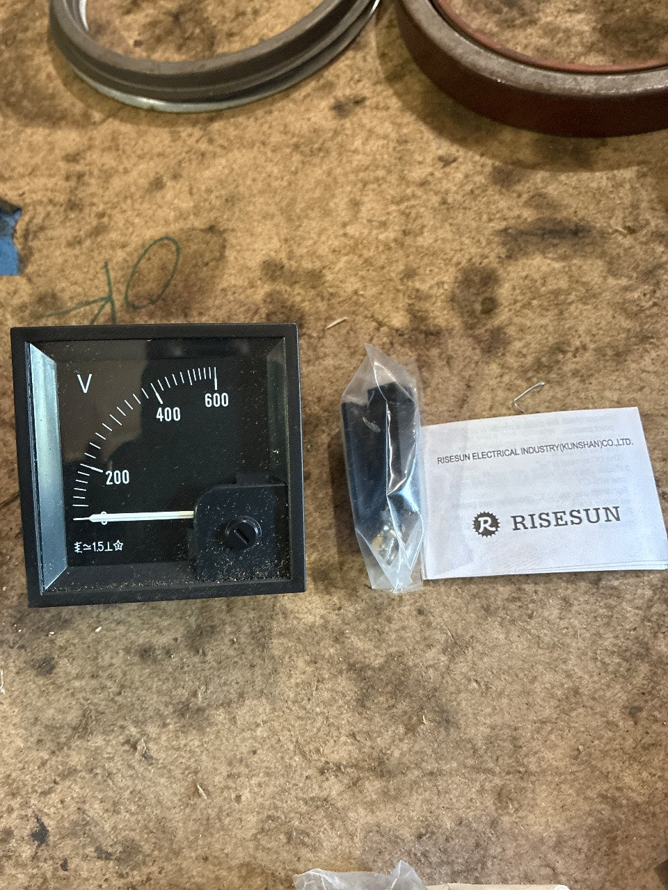 Risesun 0-600V AC Analog Panel Voltmeter - New
