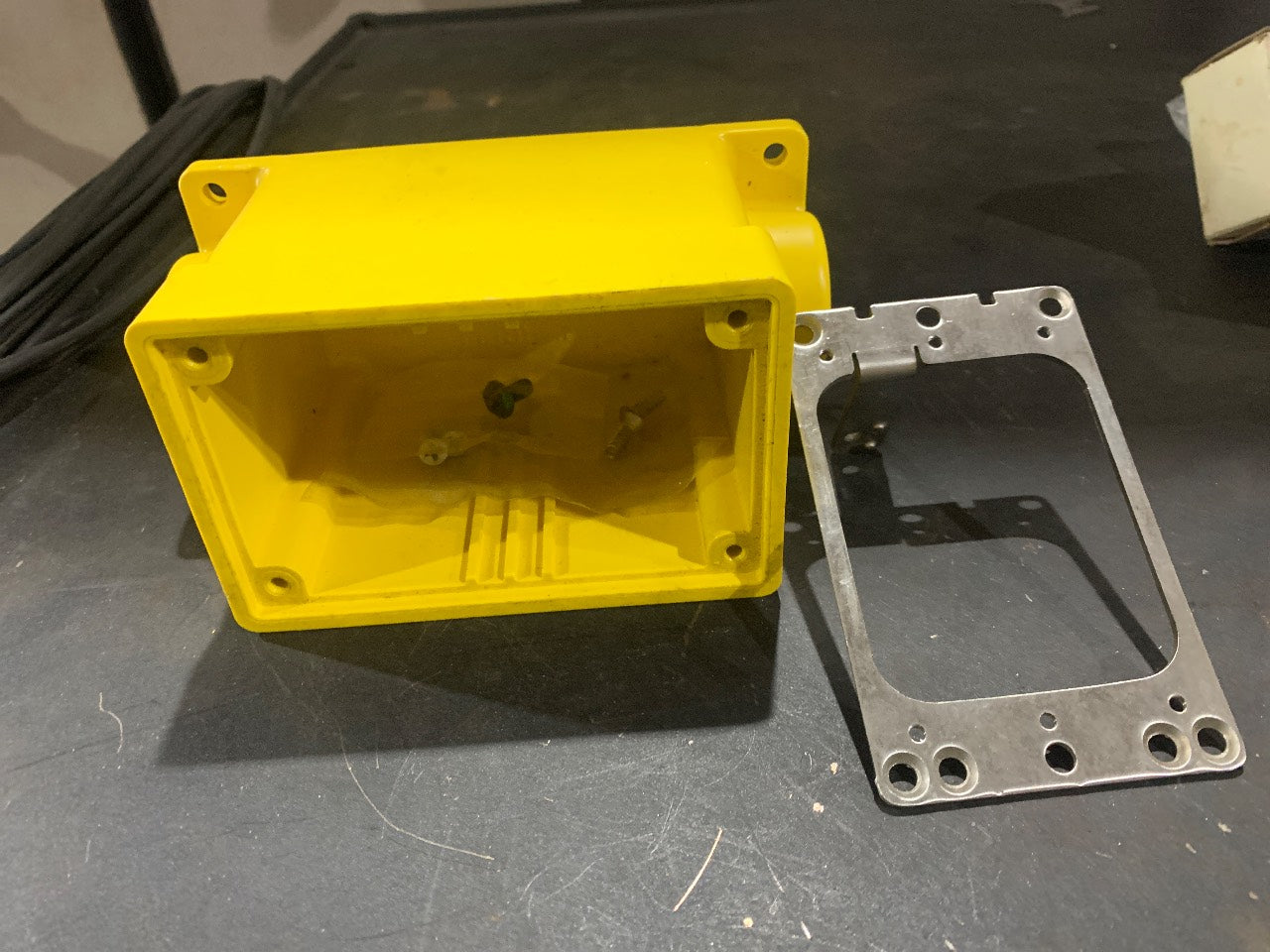 Hubbell HBL60CM83A Watertight FD Box 3/4" NPT Yellow Nonmetallic Outlet Box - Used
