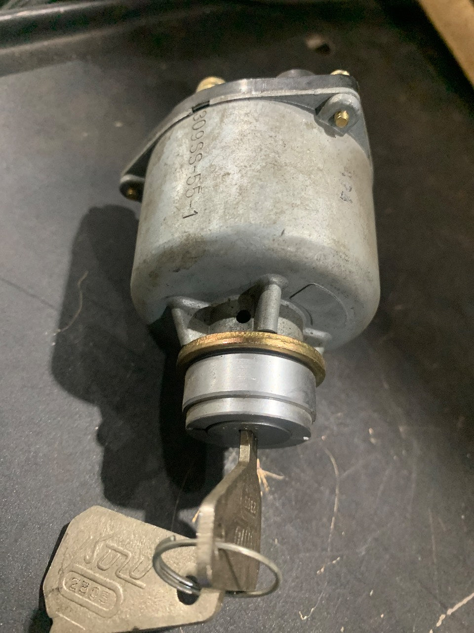 Isuzu 007SS-55-1 Ignition Starter Switch with 2 Keys - Used