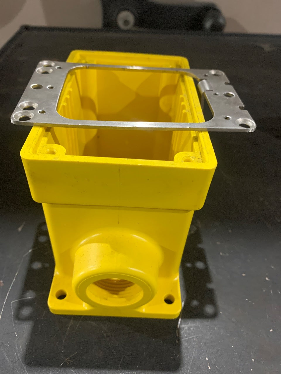 Hubbell HBL60CM83A Watertight FD Box 3/4" NPT Yellow Nonmetallic Outlet Box - Used